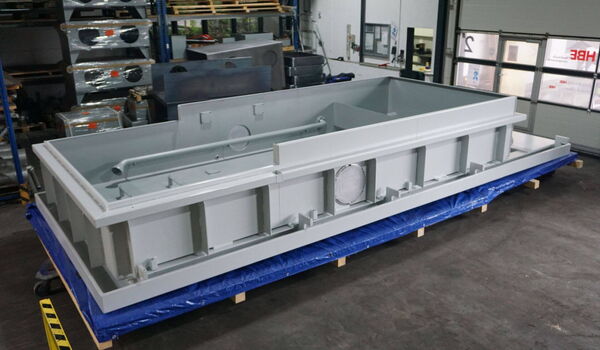 Loading of a giant steel tank